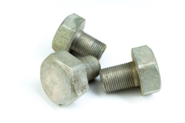 beyaz arka plan üzerinde izole cıvatalar. Üstte görüntü.