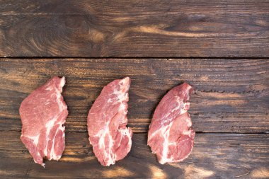 ahşap arka plan taze çiğ sığır eti biftek.