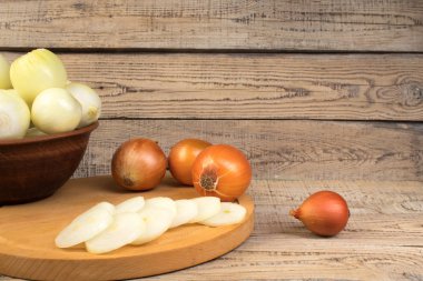 soğan soğan halkaları bir kesme tahtası üzerinde bir tabak içinde. ülke stil.
