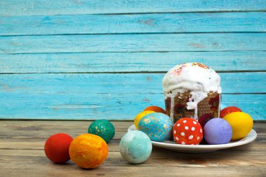 Mutlu paskalya kartı. Masada beyaz krema ve şeker dekor ile parlak renkli Paskalya yumurta pasta rustik tarzda dekore edilmiş. Metin için yer kopyalayın.