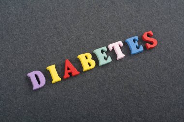Diabetetes kelime kara tahta arka plan üzerinde renkli abc alfabe blok ahşap harfler, reklam metni için kopya alanı üzerinden oluşur. Öğrenme İngilizce kavramı.