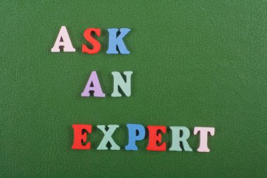 Bir uzman sormak kelime yeşil arka plan üzerinde renkli abc alfabe blok ahşap harfler, reklam metni için kopya alanı üzerinden oluşur. Öğrenme İngilizce kavramı.