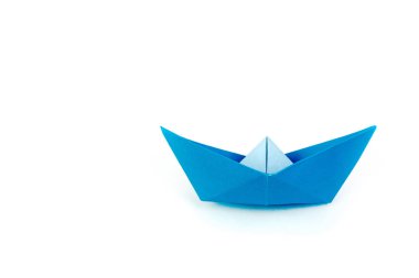 Beyaz arka plan üzerinde izole origami beyaz kağıt tekne.