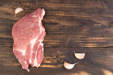 ahşap arka plan taze çiğ sığır eti biftek.