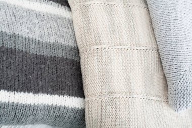 Örgü yün kazaklar. Ahşap arka planda örülmüş kış kıyafetleri, kazaklar, örgü giysileri, metin için yer..