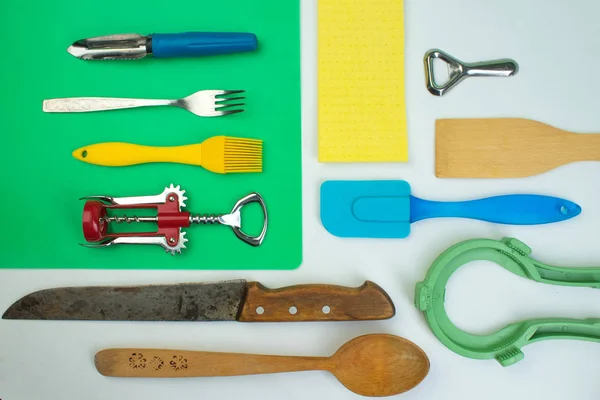 Fondo de utensilios de cocina sobre mesa de cocina de madera blanca. herramientas. Vista superior. — Foto de Stock
