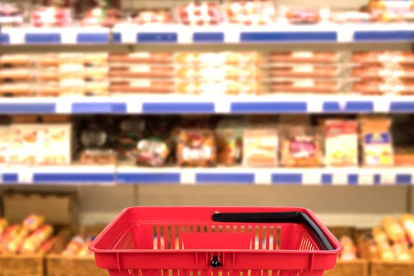 Resumen borrosa foto de la tienda con cesta en fondo bokeh grandes almacenes. concepto de negocio. —  Fotos de Stock