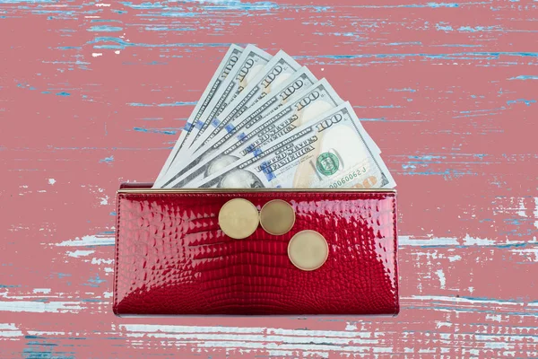 Красный кожаный бумажник с долларом на деревянном столе . — стоковое фото