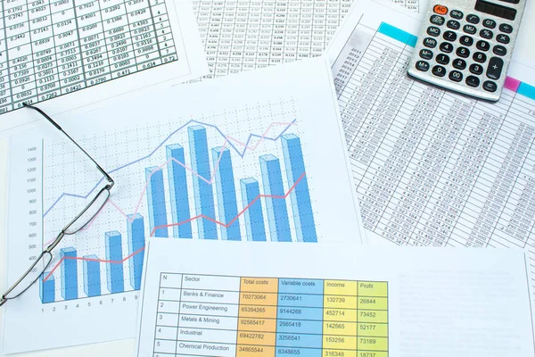 Tabloda mali basılı kağıt grafikler, grafikler ve diyagramlar. Üstte görüntü