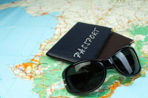 Δύο διαβατήρια στον παγκόσμιο χάρτη. Η έννοια του τουρισμού. Άνω όψη . — Φωτογραφία Αρχείου