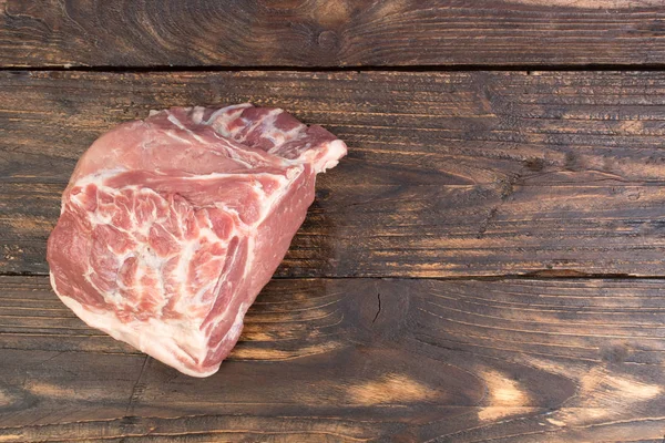 Filete fresco de carne cruda sobre fondo de madera . —  Fotos de Stock