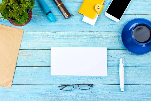 Blauer Schreibtisch mit Computer, Stift und einer Tasse Kaffee, viele Dinge. Draufsicht mit Kopierraum. — Stockfoto