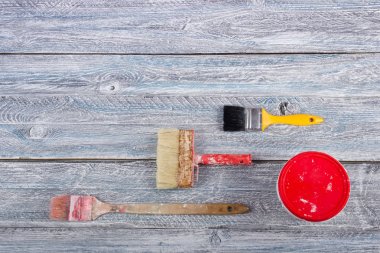 Ahşap arka planda dekorasyon ve yenileme için profesyonel onarım araçları. Sıva aletleri. Üst Manzara. Metin için alanı kopyala.