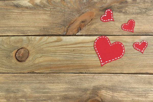 Corazones de papel rojo sobre fondo de madera. Día de San Valentín. Copiar espacio. Vista superior . — Foto de Stock