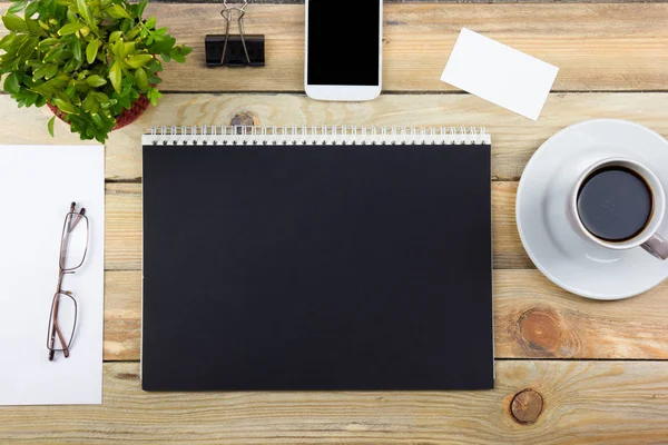 Table de bureau avec ordinateur, stylo et une tasse de café, beaucoup de choses. Vue supérieure avec espace de copie. — Photo