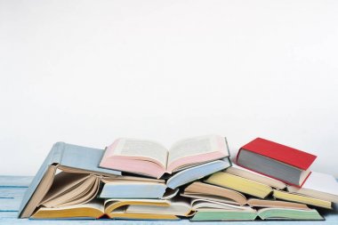 Açık kitap, ahşap masa üzerinde renkli ciltli kitap. Okula dönüş. Metin için yer kopyalayın. Eğitim iş kavramı.