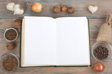 Tarifi ahşap arka plan, kaşık, oklava, damalı masa örtüsü üzerinde yemek boş kitap