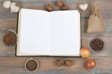 Tarifi ahşap arka plan, kaşık, oklava, damalı masa örtüsü üzerinde yemek boş kitap