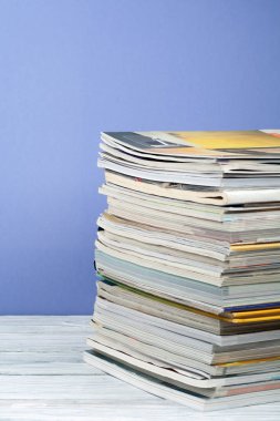 Açık istifleme kitap, ciltli renkli kitaplar, ahşap masa ve mor arka plan üzerinde dergi. Okula geri dön. Metin için alan kopyalayın. Eğitim iş kavramı.