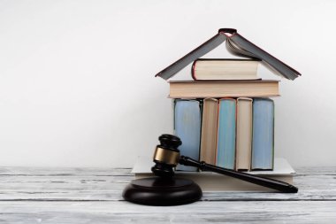 Tahta hakimler tokmağı mahkeme salonunda ya da kolluk kuvvetleri ofisinde, beyaz arka planda masaya koyduğu hukuk kavramı. Metin için alanı kopyala.