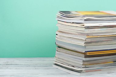 Açık istifleme kitap, ahşap masa ve yeşil arka plan üzerinde dergi hardback renkli kitaplar. Okula geri dön. Metin için alan kopyalayın. Eğitim iş kavramı.