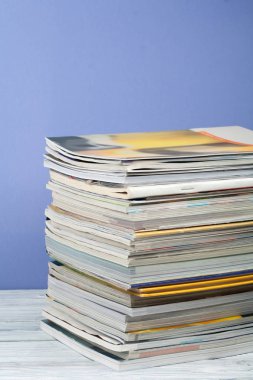 Açık istifleme kitap, ciltli renkli kitaplar, ahşap masa ve mor arka plan üzerinde dergi. Okula geri dön. Metin için alan kopyalayın. Eğitim iş kavramı.