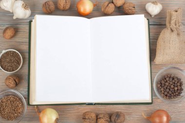 Tarifi ahşap arka plan, kaşık, oklava, damalı masa örtüsü üzerinde yemek boş kitap