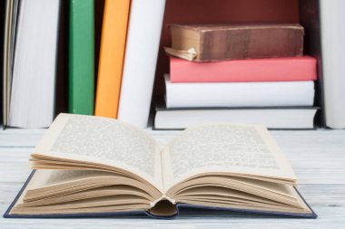 Açık kitap, ahşap masa üzerinde renkli ciltli kitap. Okula dönüş. Metin için yer kopyalayın. Eğitim iş kavramı.