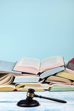 Ahşap yargıç tokmağı olan hukuk kavramı mahkeme salonunda ya da emniyet teşkilatında, mavi arka planda. Metin için alanı kopyala.