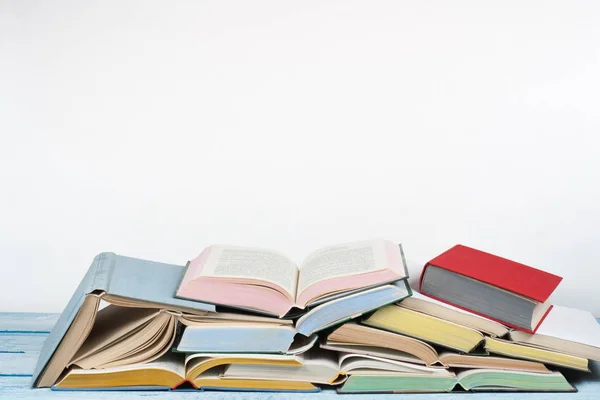 Açık kitap, ahşap masa üzerinde renkli ciltli kitap. Okula dönüş. Metin için yer kopyalayın. Eğitim iş kavramı.