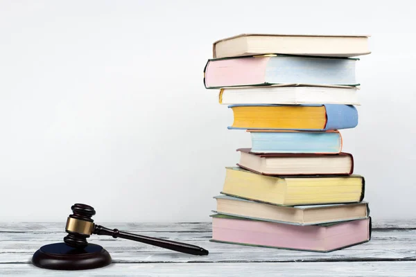 Concepto de ley libro abierto con jueces de madera martillo en la mesa en una sala de tribunal o la oficina de aplicación de la ley, fondo blanco. Copiar espacio para texto. —  Fotos de Stock