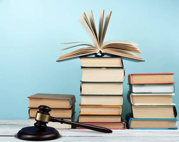 Concepto de ley libro abierto con jueces de madera martillo en la mesa en una sala de tribunal o la oficina de aplicación de la ley, fondo azul. Copiar espacio para texto. —  Fotos de Stock