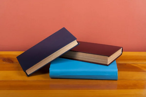 Libros multicolores sobre mesa de madera. De vuelta a la escuela. Copia espacio para texto. Concepto de negocio educativo. —  Fotos de Stock