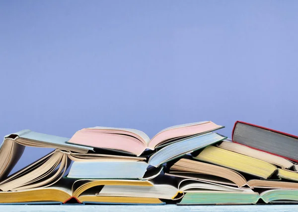 Otevřená kniha, pevná vazba barevné knihy na dřevěný stůl. Zpátky do školy. Prostor pro text kopírovat. Obchodní koncepce vzdělávání. — Stock fotografie