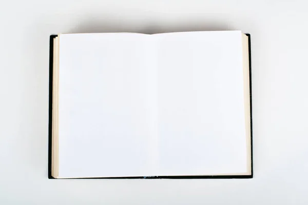 Ouvrir vieux livre sur fond blanc. — Photo