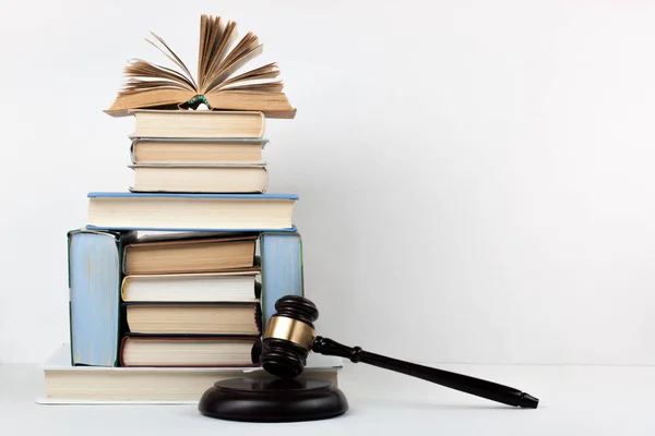 Concepto de ley libro abierto con jueces de madera martillo en la mesa en una sala de tribunal o la oficina de aplicación de la ley, fondo blanco. Copiar espacio para texto. —  Fotos de Stock