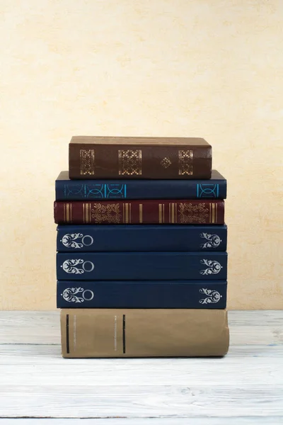 Open stapelen boek, Hardback kleurrijke boeken op houten tafel en gele achtergrond. Terug naar school. Kopieer ruimte voor tekst. Education Business concept. — Stockfoto