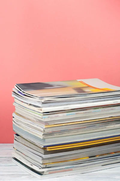 Libro de apilamiento abierto, libros coloridos de tapa dura de revista sobre mesa de madera y fondo rojo, rosa. De vuelta a la escuela. Copia espacio para texto. Concepto de negocio educativo . — Foto de Stock