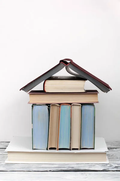 Livro aberto, livros coloridos hardback sobre mesa de madeira. De volta à escola. Copiar espaço para texto. Conceito de empresa de educação . — Fotografia de Stock