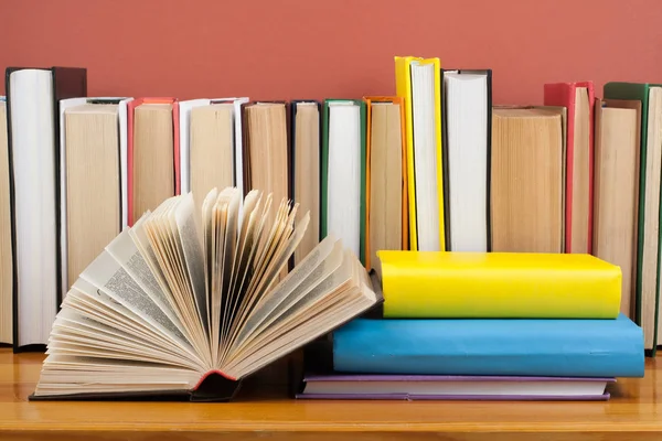 Nyitott könyv keménykötésű, színes könyv a fából készült asztal. Vissza az iskolába. Másol szöveg adható. Oktatás üzleti koncepció. — Stock Fotó