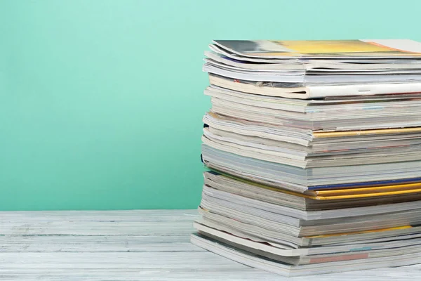 Açık istifleme kitap, ahşap masa ve yeşil arka plan üzerinde dergi hardback renkli kitaplar. Okula geri dön. Metin için alan kopyalayın. Eğitim iş kavramı.