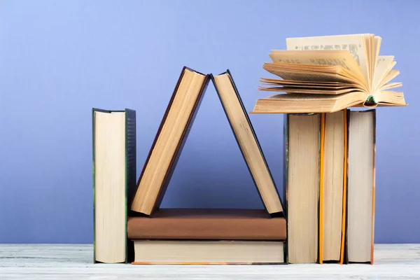 Libro abierto, libros de colores sobre mesa de madera. De vuelta a la escuela. Copia espacio para texto. Concepto de negocio educativo . —  Fotos de Stock