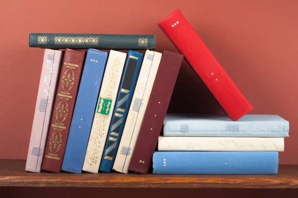 Open boek, hardcover kleurrijke boeken over houten tafel. Terug naar school. Ruimte voor tekst kopiëren. Onderwijs bedrijfsconcept. — Stockfoto