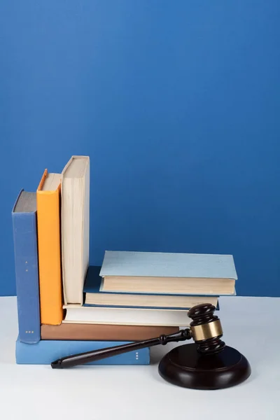 Концепція права відкрита книга з дерев'яними суддями, подарованими на столі в залі суду або правоохоронній службі, на синьому фоні. Копіювати простір для тексту . — стокове фото