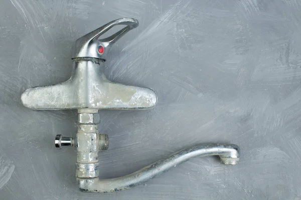 Water-tap on the gray concrete wall . Copy space. Top view. — Stock Photo, Image