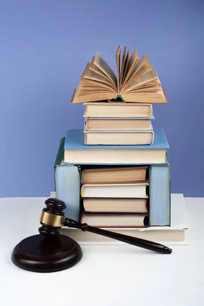 Concetto di legge libro aperto con giudici in legno martelletto sul tavolo in un'aula di tribunale o in un ufficio di polizia, sfondo blu. Copia spazio per testo. — Foto Stock