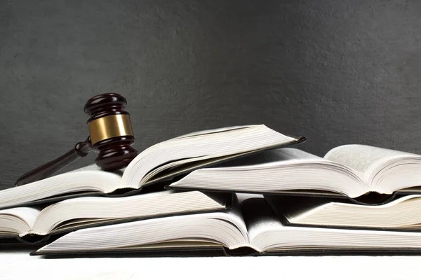法律概念 - 开放法律书籍与木制法官在法庭或执法办公室的桌子上，隔离在白色的桌子上。文本的复制空间. — 图库照片