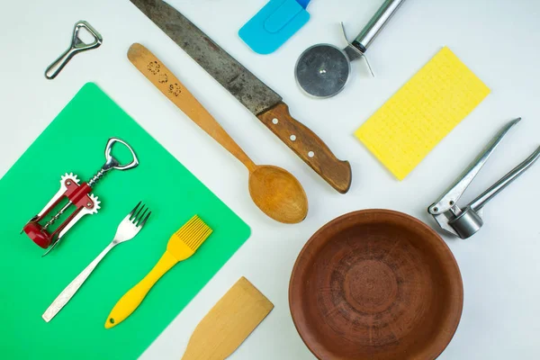 Fondo de utensilios de cocina sobre mesa de cocina de madera blanca. herramientas. Vista superior. — Foto de Stock