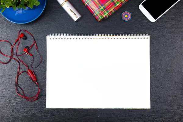 Schwarzer Schreibtisch mit Computer, Stift und einer Tasse Kaffee, viele Dinge. Ansicht von oben mit Kopierraum. — Stockfoto