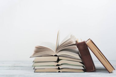 Açık kitap, ahşap masa üzerinde renkli ciltli kitap. Okula dönüş. Metin için yer kopyalayın. Eğitim iş kavramı.